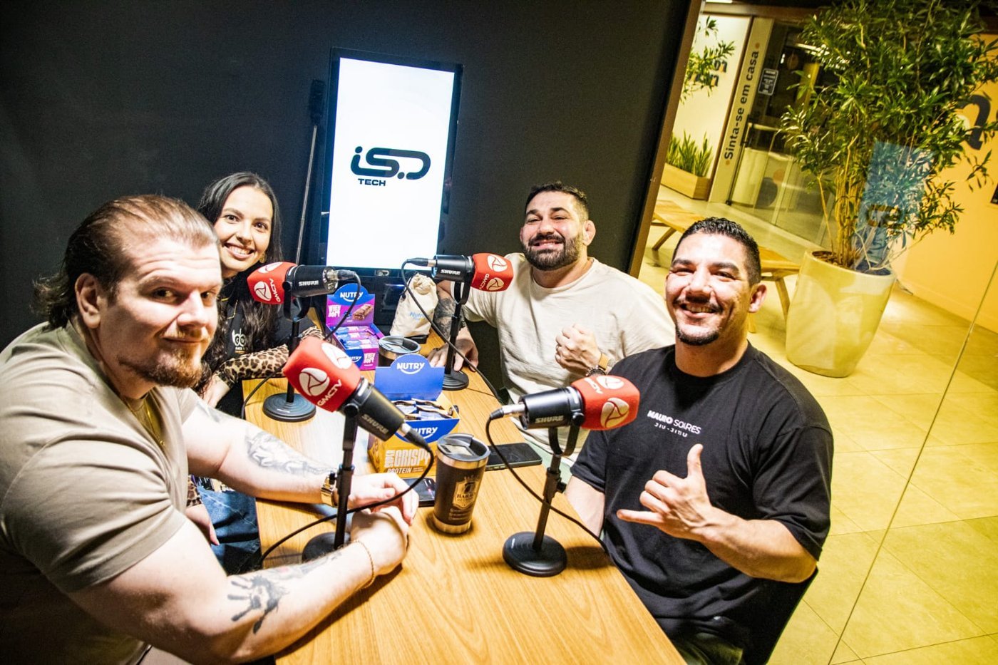 Convidados sorrindo no podcast do CWB Black Belt