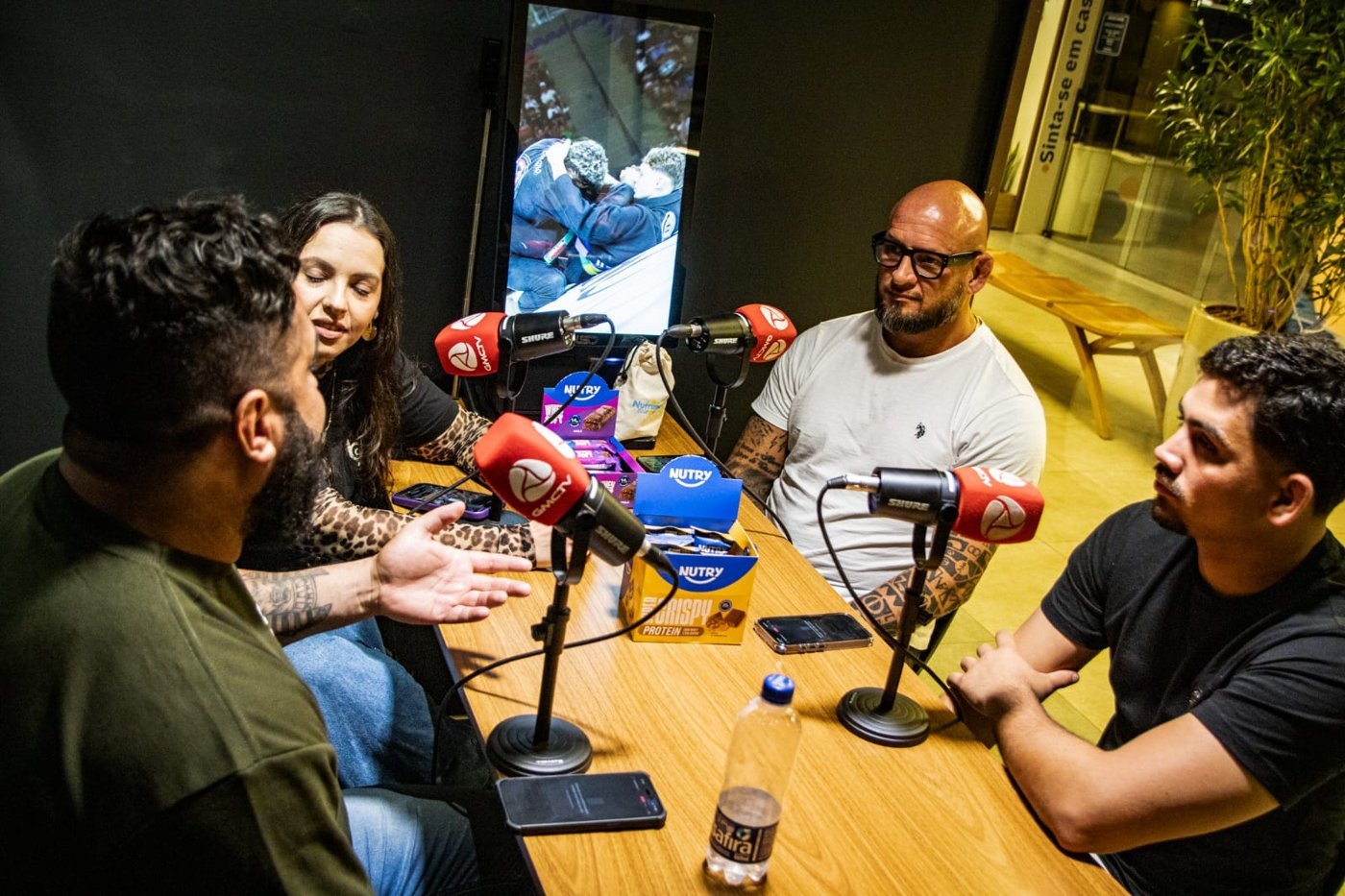 Bate-papo no estúdio de podcast com atletas e organização