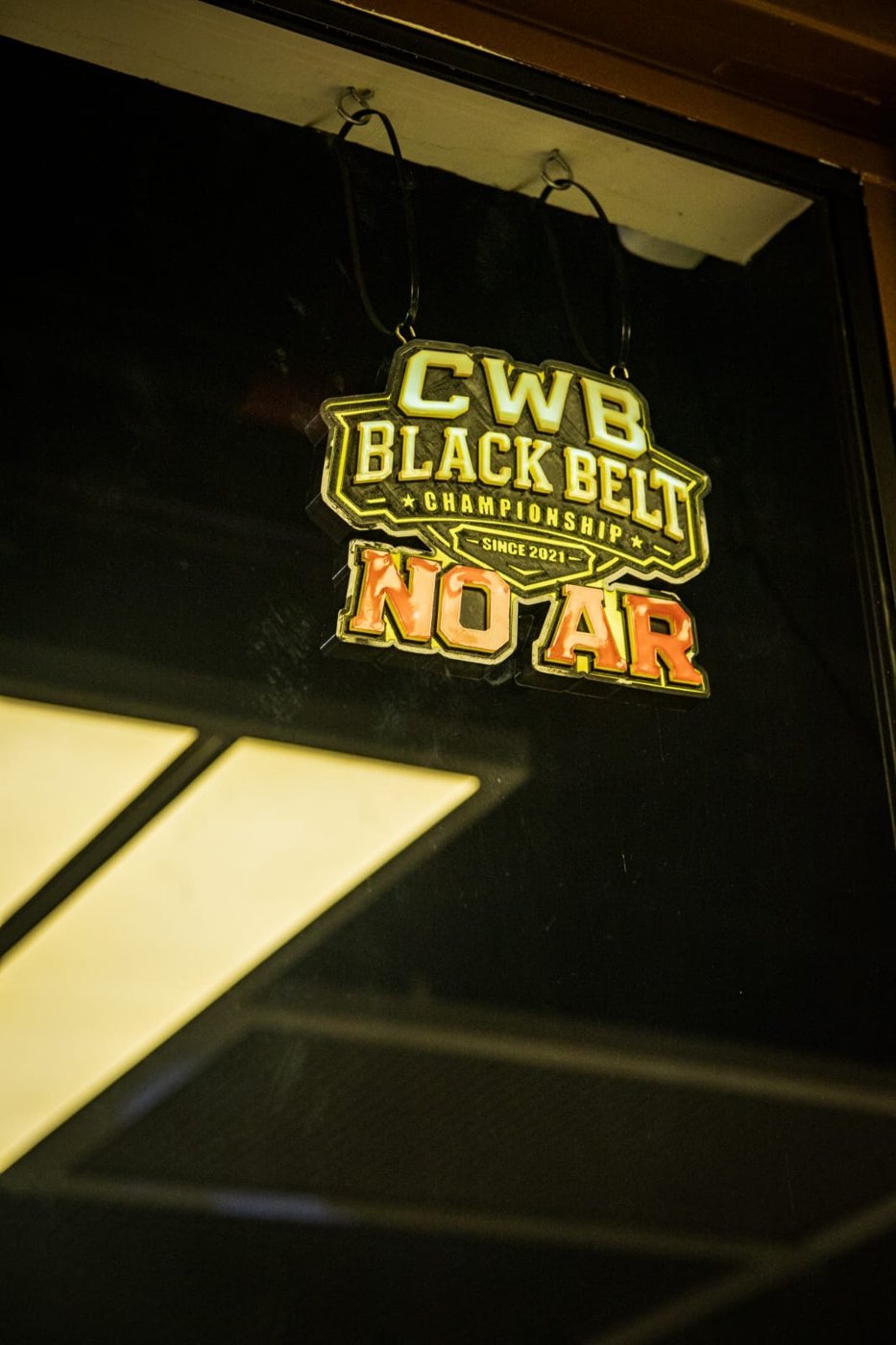 Placa luminosa CWB Black Belt No Ar no estúdio