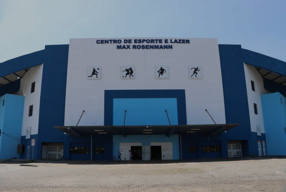 Fachada do Centro de Esporte e Lazer Max Rosenmann
